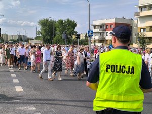 Policjanci podczas zabezpieczenia procesji Bożego Ciała.