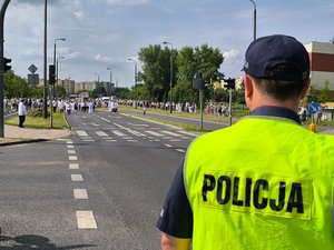 Policjanci podczas zabezpieczenia procesji Bożego Ciała.