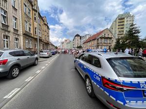 Policjanci podczas zabezpieczenia procesji Bożego Ciała.