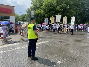 Policjanci podczas zabezpieczenia procesji Bożego Ciała.