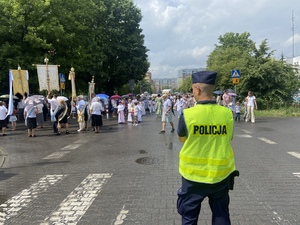 Policjanci podczas zabezpieczenia procesji Bożego Ciała.