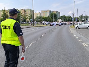 Policjanci podczas zabezpieczenia procesji Bożego Ciała.