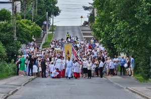 Policjanci podczas zabezpieczenia procesji Bożego Ciała.