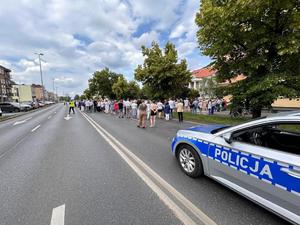 Policjanci podczas zabezpieczenia procesji Bożego Ciała.