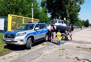 Policjant ogniwa wodnego z łodzią