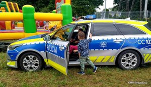 Policjanci na festynie z dziećmi