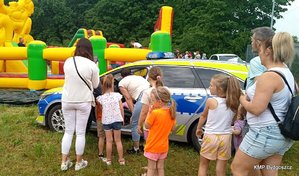 Policjanci na festynie z dziećmi