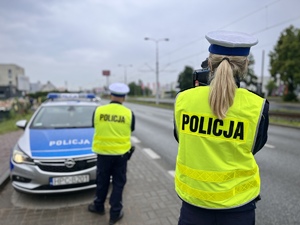 Policjanci podczas działań na drodze