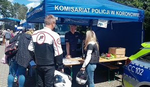 Policjanci podczas pikniku charytatywnego.