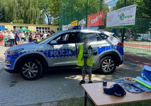 Policjantka podczas festynu.