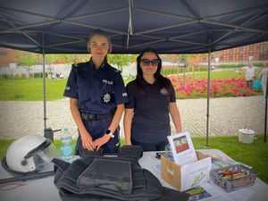 Policjanci przy stoisku bydgoskiej komendy miejskiej na wyspie młyńskiej w Bydgoszczy