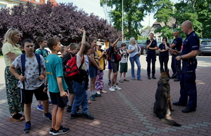 Policjanci podczas spotkania z dziećmi w KMP w Bydgoszczy
