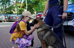 Policjanci podczas spotkania z dziećmi w KMP w Bydgoszczy