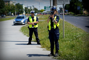 Policjanci ruchu drogowego w trakcie działań na drodze