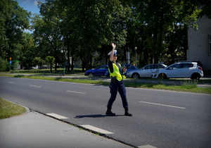 Policjanci ruchu drogowego w trakcie działań na drodze