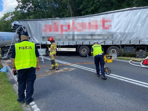 służby na miejscu wypadku drogowego