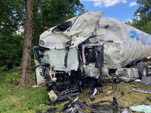 służby na miejscu wypadku drogowego