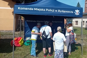 policjanci i podopieczni Środowiskowych Domów Samopomocy podczas olimpiady