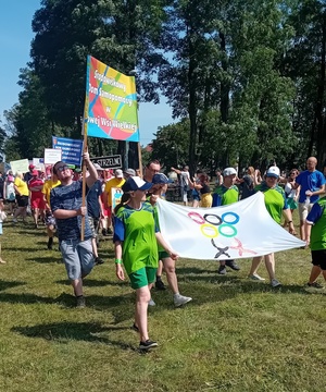 policjanci i podopieczni Środowiskowych Domów Samopomocy podczas olimpiady