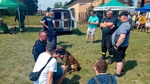 policjanci i podopieczni Środowiskowych Domów Samopomocy podczas olimpiady