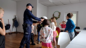 Policjant i dzieci podczas pogadanki.