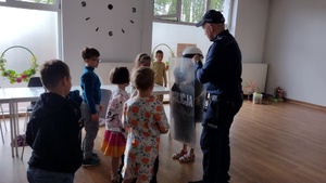 Policjant i dzieci podczas pogadanki.
