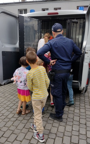 Policjant i dzieci podczas pogadanki.