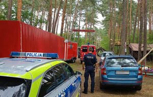 Policjanci i obozowicze podczas spotkań.