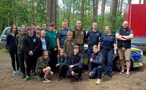 Policjanci i obozowicze podczas spotkań.