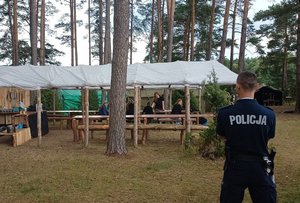 Policjanci i obozowicze podczas spotkań.