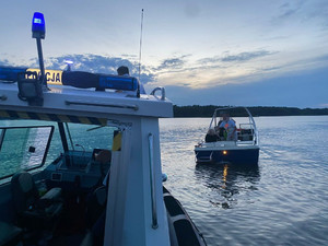 Policjanci podczas udzielania pomocy.