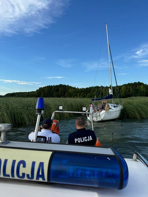 Policjanci podczas udzielania pomocy.