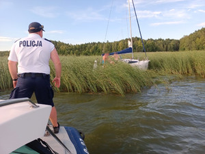 Policjanci podczas udzielania pomocy.