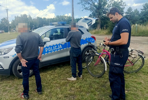 Policjant podczas legitymowania rowerzystów