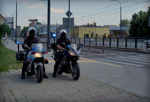 Policjanci w trakcie działań na drodze