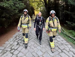 Dzielnicowy w trakcie wejścia na szczyt Śnieżki