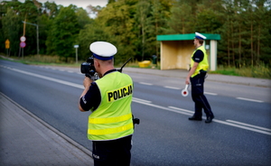 Policjanci wydziału ruchu drogowego podczas działań na drodze