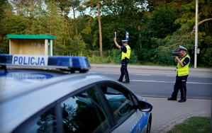 Policjanci wydziału ruchu drogowego podczas działań na drodze