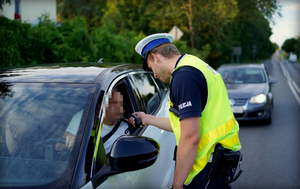 Policjanci wydziału ruchu drogowego podczas działań na drodze