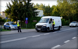 Policjanci wydziału ruchu drogowego podczas działań na drodze