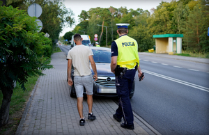 Policjanci wydziału ruchu drogowego podczas działań na drodze