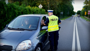 Policjanci wydziału ruchu drogowego podczas działań na drodze