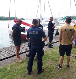 Policjanci wspólnie ze strażakami podczas kontroli łodzi