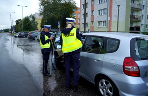 Policjantki wydziału ruchu drogowego podczas działań na drodze