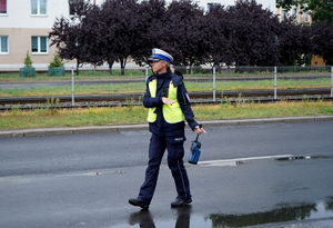 Policjantki wydziału ruchu drogowego podczas działań na drodze