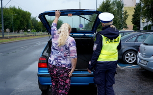 Policjantki wydziału ruchu drogowego podczas działań na drodze