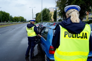 Policjantki wydziału ruchu drogowego podczas działań na drodze