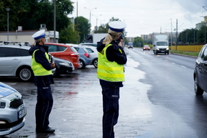 Policjantki wydziału ruchu drogowego podczas działań na drodze