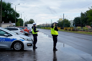 Policjantki wydziału ruchu drogowego podczas działań na drodze