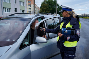 Policjantki wydziału ruchu drogowego podczas działań na drodze